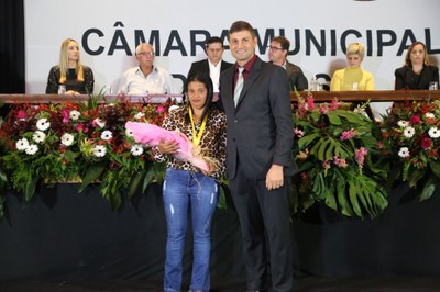 Vereador Marcos Fialho (Sem Partido), junto de sua homenageada Elizabeth de Souza Freitas