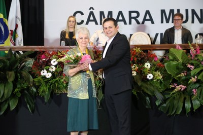 Vereador Rafael Cassimiro (PSDB), Vice-Presidente da Câmara Municipal de Viçosa, junto de sua homenageada Léa Maria Costa Santos