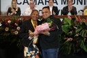 Vereador Robson Souza (Cidadania), junto de sua homenageada Maria das Graças Rosa Mendes