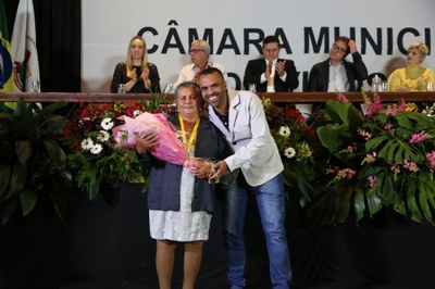 Vereador Rogério Fontes (Tistu) (Sem Partido), junto de sua homenageada Ilda Escolástica de Oliveira Arruda