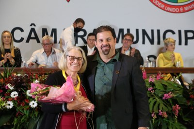 Vereador Sérgio Marota (PL), junto de sua homenageada Joana Duque de Ladeira