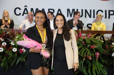 Vereadora Jamille Gomes (PT), Segunda Secretária da Mesa Diretora, junto de sua homenageada Beatriz Ferreira Dias