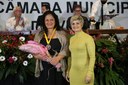 Vereadora Marly Coelho (PSC), Secretária da Mesa Diretora, junto de sua homenageada Flávia da Costa Alhadas Cavalcanti