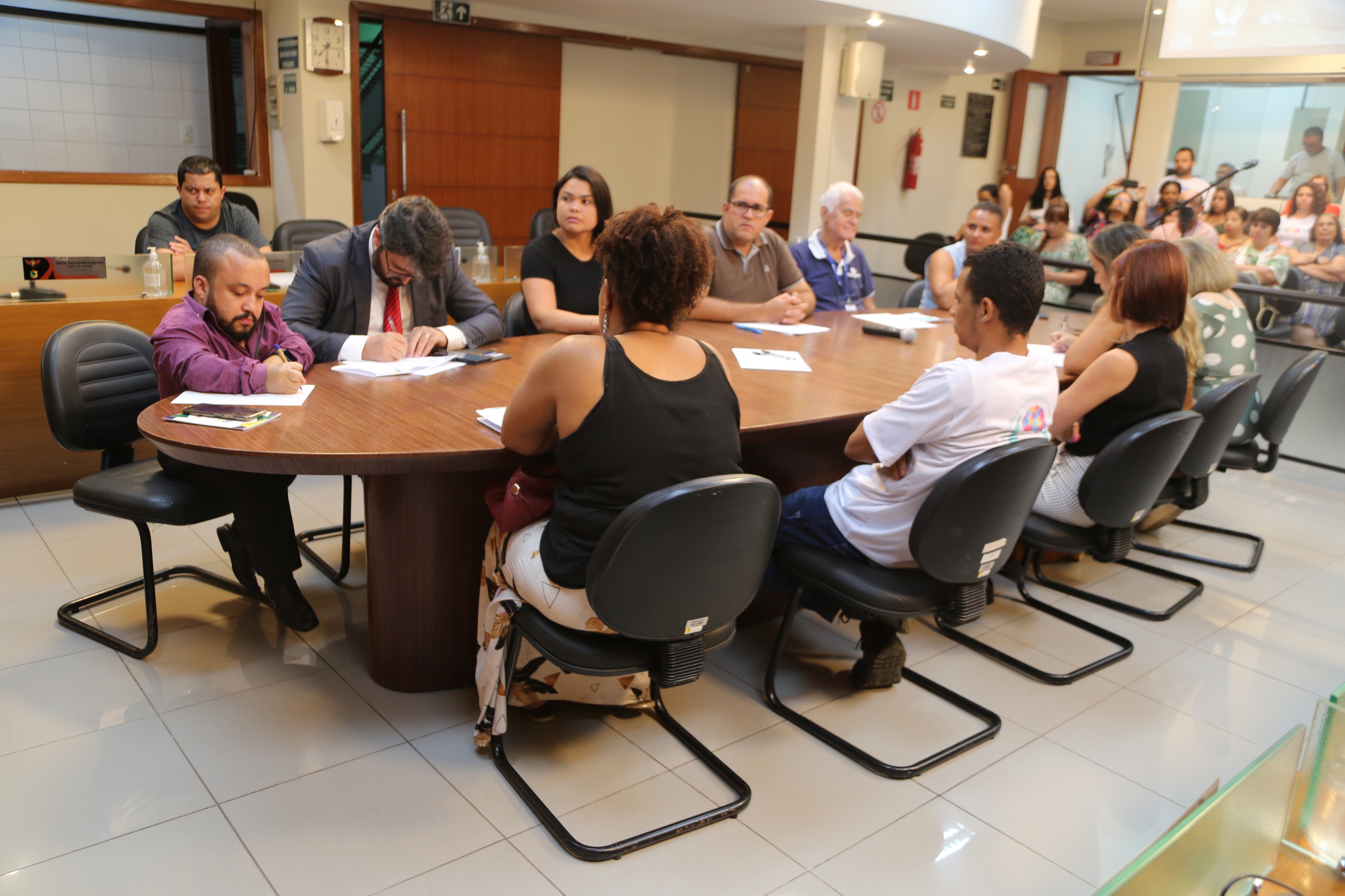 Mesa Central com a presença da Presidente do Conselho Tutelar, Márcia de Oliveira; da representante da Associação de Pais e Amigos dos Excepcionais (APAE), Rita de Cássia; da representante da Secretaria Municipal de Educação, Lívia Santana; da Psicóloga Zélia Albernaz; do Advogado Rodrigo Rodrigues; do Pró-Reitor Acadêmico da Univiçosa, Professor Per Christian Braathen; do representante do Conselho, Israel Rosa; da Advogada Amanda Barbosa; da Coordenadora do Grupo de Apoios às Famílias com TEA (AlcaTEA ), Marlene Moreira e da representante da Associação de Autistas, Pais de Autistas e Neurodivergentes (ASPEN), Paula Trindade.