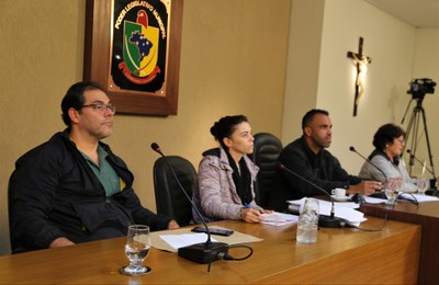 Representantes da Prefeitura Municipal de Viçosa, Poder Executivo, compondo a Mesa Diretora para prestação de contas.
