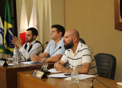 Mesa Diretora Ao centro o Presidente da Câmara Municipal de Viçosa, Vereador Rafael Cassimiro (Filho do Zeca do Bar) (PSDB); à esquerda o Vice-Presidente, Vereador Daniel Cabral (PCdoB); e o Secretário da Mesa Diretora, Vereador Cristiano Gonçalves (Moto Link) (SOLIDARIEDADE)