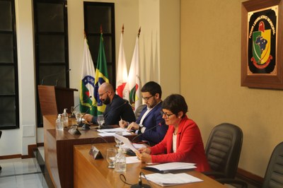 Mesa Diretora Ao centro o Vereador Daniel Cabral (PCdoB), Presidente em exercício; à esquerda o Vereador Cristiano Gonçalves (Moto Link) (Solidariedade); e à direita a Vereadora Marly Coelho (PSC), 2ª Secretária da Mesa.
