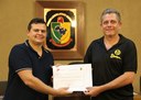 Entrega de certificado ao técnico de futsal feminino (módulos I e II) do Colégio Equipe, Wallace Calderano.