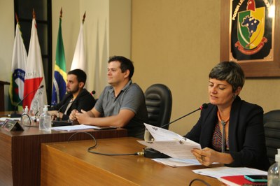 Mesa Diretora dos trabalhos (da direita para esquerda) a 2ª Secretária da Mesa, Vereadora Marly Coelho (PSC); o Presidente da Casa, Vereador Rafael Magalhães (Rafael Filho do Zeca do Bar) (PSDB) e o Vice-Presidente, Vereador Daniel Cabral (PCdoB).