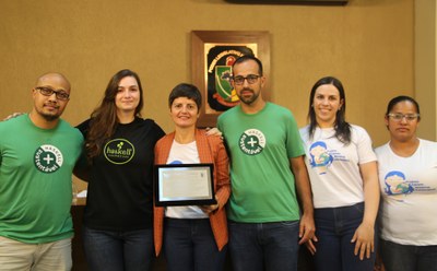 Homenagem ao Comitê de sustentabilidade da Haskell Cosméticos, por intermédio do Requerimento nº 077/2023.  Na foto, ao lado da Vereadora Marly Coelho, autora da homenagem, estão os membros do Comitê: Fabrício Balbino, Isis Lima, Josimar Pires, Thaís Amaro e Vanessa Oliveira.