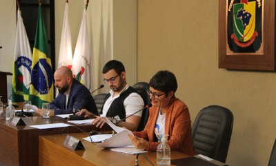 Mesa Diretora Ao centro o Vereador Daniel Cabral (PCdoB), Presidente em exercício; à esquerda o Vereador Cristiano Gonçalves (Moto Link) (Solidariedade), vice-presidente em exercício; e à direita a Vereadora Marly Coelho (PSC), 2ª Secretária da Mesa.