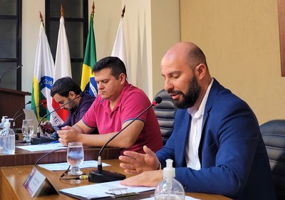 Mesa Diretora Ao centro o Presidente da Câmara Municipal de Viçosa, Vereador Rafael Cassimiro (Filho do Zeca do Bar) (PSDB); à esquerda o Vice-Presidente, Vereador Daniel Cabral (PCdoB); e o Secretário da Mesa Diretora, Vereador Cristiano Gonçalves (Moto Link) (SOLIDARIEDADE)