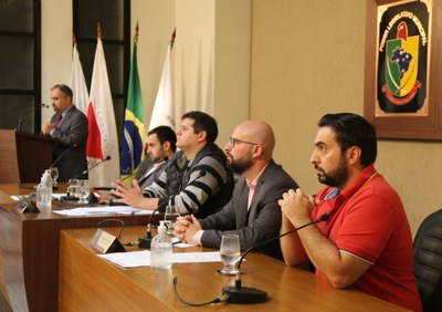 Mesa Diretora  Ao centro o Presidente da Casa, Vereador Rafael Cassimiro (Rafael Filho do Zeca do Bar) (PSDB); à esquerda o Vice-Presidente, Vereador Daniel Cabral (PCdoB), e à direita o Secretário da Mesa, Vereador Cristiano Gonçalves (Moto Link) (SOLIDARIEDADE); e o ex-Prefeito de Viçosa, Ângelo Chequer. Na Tribuna, Fabrício Sousa Duarte, advogado do ex-prefeito.