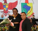 Vereador Robson Souza (Cidadania) com sua homenageada Luziene Miranda Gomes Carvalho
