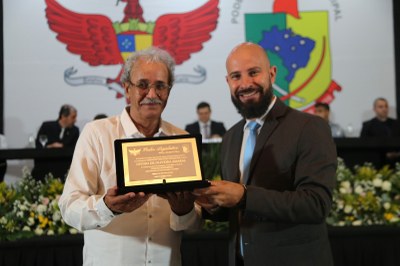 Entrega de Placa: Vereador Cristiano Gonçalves (Moto Link) (Solidariedade) com seu homenageado, Divino de Oliveira Amaral.