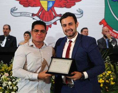 Entrega de Placa: Vereador Daniel Cabral (PCdoB) com seu homenageado João Paulo de Oliveira. 