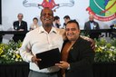 Entrega de Placa: Vereador Robson Souza (Cidadania) com Adailton Elias, que esteve representando o homenageado Padre Vanderlei Santos de Souza.