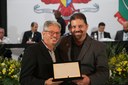 Entrega de Placa: Vereador Sérgio Marota (PL) com seu homenageado Francisco de Assis Costa.