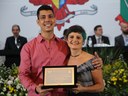 Entrega de Placa: Vereadora Marly Coelho (PSC) com seu homenageado Christodato Hoelzle Martins. 