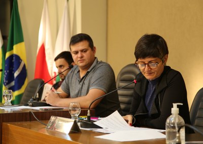 Mesa Diretora Ao centro, o Vereador Rafael Cassimiro (Filho do Zeca do Bar) (PL), presidente da Câmara Municipal de Viçosa; o Vereador Daniel Cabral (PCdoB); vice-presidente; e a Vereadora Marly Coelho (PRD), 2ª secretária da Mesa Diretora