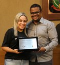 Entrega da Placa Representante do projeto, Alice Russi, e o Vereador Bartomélio Martins (Professor Bartô) (PT), autor do pedido de Homenagem
