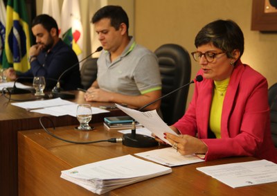 Mesa Diretora Ao centro o Vereador Rafael Cassimiro (Filho do Zeca do Bar) (PSDB), presidente da Câmara de Viçosa; o Vereador Daniel Cabral (PCdoB), vice-presidente; e a 2ª Secretária da Mesa, Vereadora Marly Coelho (PSC).jpg