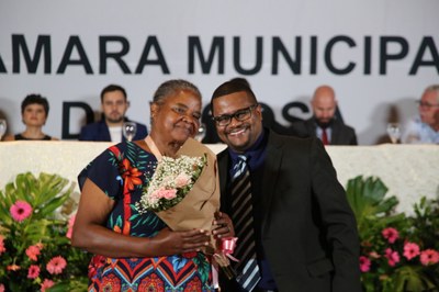 Vereador Bartomélio Martins (Professor Bartô) (PT) com a sua homenageada Quitéria Lúcia Venâncio