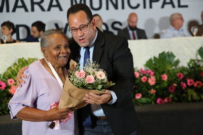 Vereador Gilberto Brandão (PRD) com a sua homenageada Maria da Conceição Oliveira