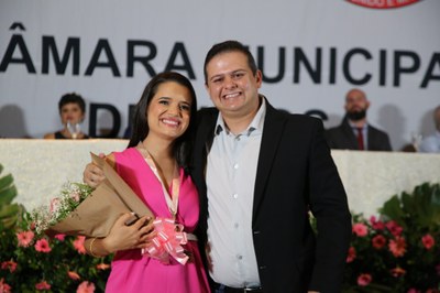 Vereador Rafael Cassimiro (Filho do Zeca do Bar) (PL), presidente da Câmara de Viçosa, e sua homenageada Maria Cristina Soares.jpg