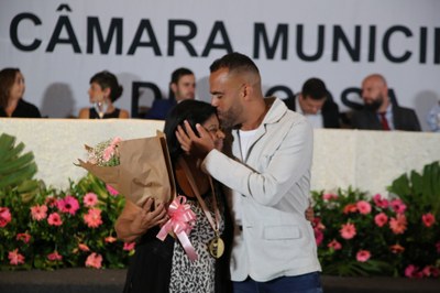 Vereador Rogério Fontes (PP) com a sua homenageada Maria Teresa Alves