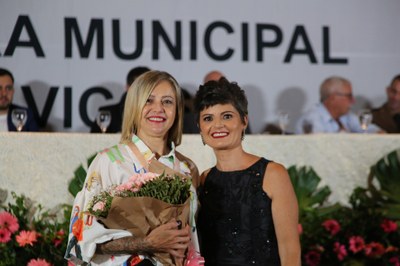 Vereadora Marly Coelho (PRD) coma sua homenageada Sônia Teixeira