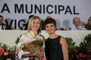 Vereadora Marly Coelho (PRD) coma sua homenageada Sônia Teixeira