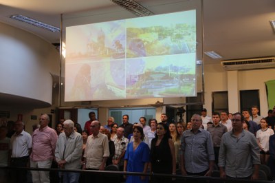 Momento do Hino Nacional com todos em posição de respeito