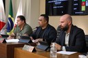 Mesa Diretora Ao centro, o vereador Robson Souza (PSB), presidente; à esquerda, o vereador Sérgio Marota (PP), vice-presidente; e à direita o Vereador Cristiano Gonçalves (Moto Link) (SD), secretário da Mesa