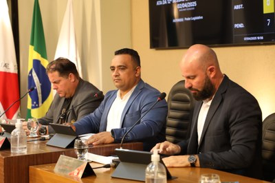 Mesa Diretora Ao centro, o vereador Robson Souza (PSB), presidente; à esquerda, o vereador Sérgio Marota (PP), vice-presidente; e à direita o Vereador Cristiano Gonçalves (Moto Link) (SD), secretário da Mesa