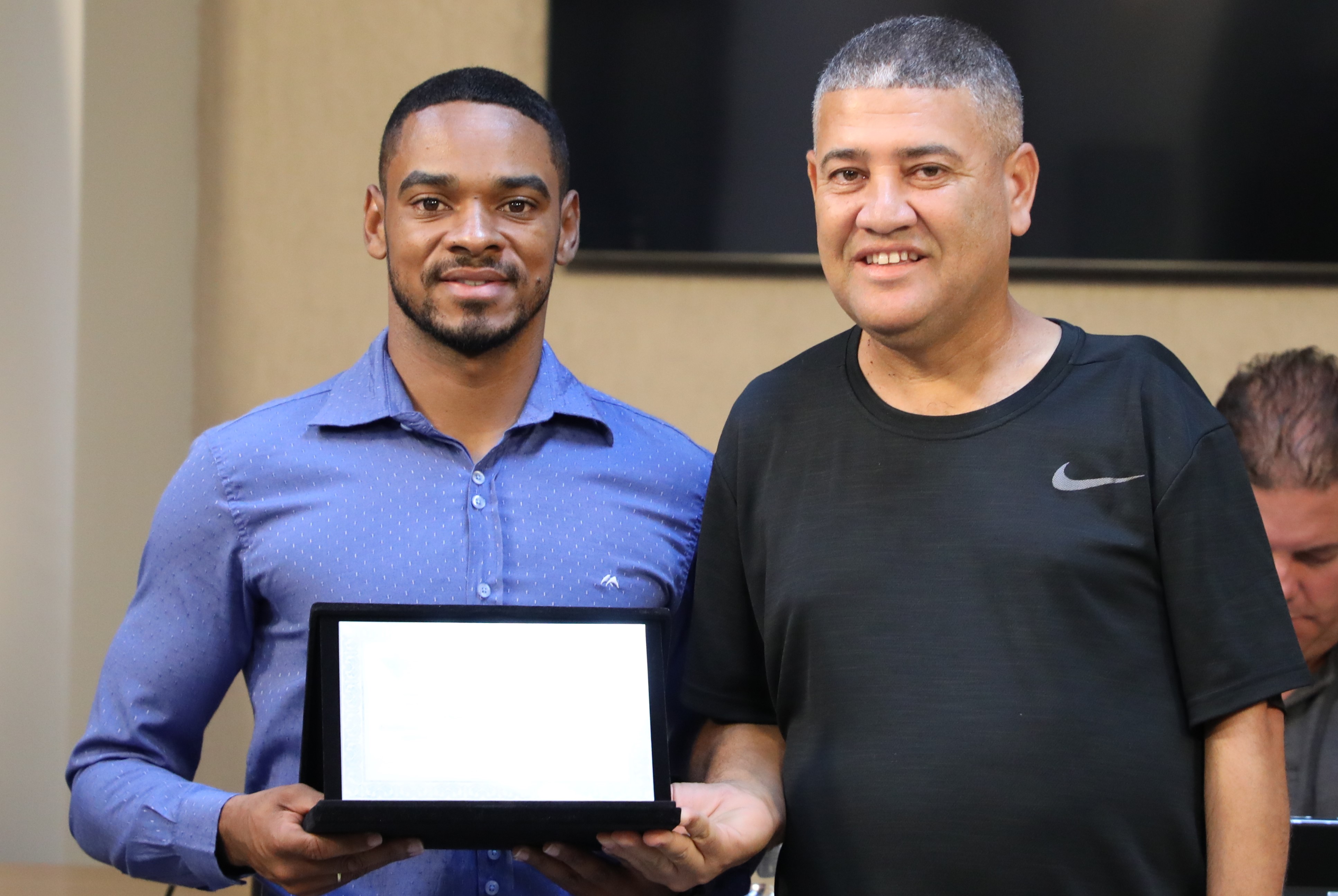 Homenagem à Denílson Pedro de Souza em reconhecimento por sua dedicação ao esporte no município de Viçosa