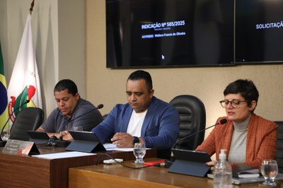 Mesa Diretora Ao centro, o vereador Robson Souza (PSB), presidente; à esquerda, o vereador Marco Cardoso (PRD); e à direita a vereadora Marly Coelho (PRD)