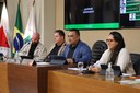 Mesa Diretora: Ao centro, o vereador Robson Souza (PSB), presidente; à esquerda, o vereador Sérgio Marota (PP), vice-presidente, e o Vereador Cristiano Gonçalves (Moto Link) (SD), secretário da Mesa; e à direita a vereadora Jamille Gomes (PT)
