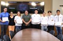 Entrega de certificado de reconhecimento público aos atletas e comissão técnica do Colégio Anglo, que representaram Viçosa, pelo desempenho nos Jogos Escolares do Estado de Minas Gerais (JEMG), sediado em Pará de Minas