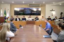 Mesa diretora e tribuna de honra com a participação dos representantes do corpo clinico do Hospital Nossa Senhora das Dores de Ponte Nova, em cumprimento ao Requerimento nº 23/2025 do vereador Ronildo Ferreira (Dj Ronny) (PSD)