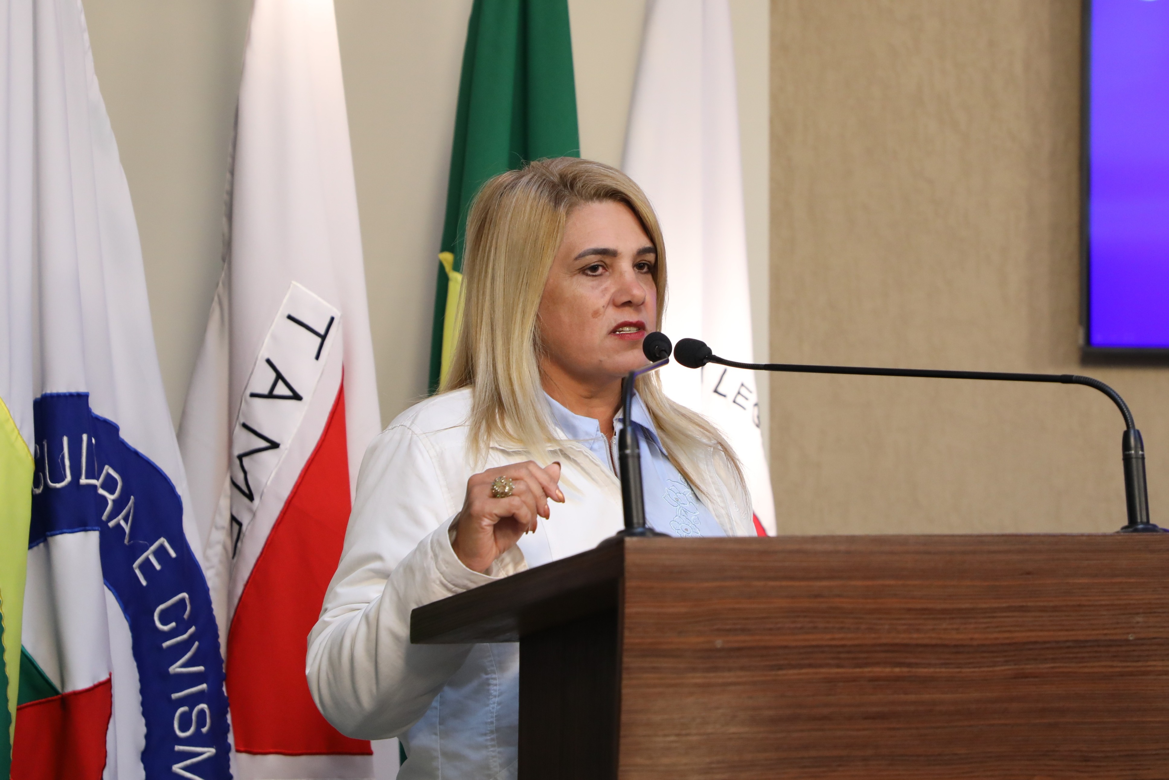 Tribuna livre - Lúcia Helena Camargos
