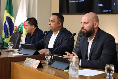 Mesa Diretora Ao centro, o vereador Robson Souza (PSB), presidente; à esquerda, o vereador Marco Cardoso (PRD), 2º secretário; e à direita o Vereador Cristiano Gonçalves (Moto Link) (SD), secretário da Mesa