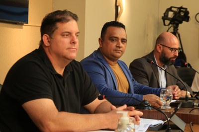 Mesa Diretora Ao centro, o vereador Robson Souza (PSB), presidente; à esquerda, o vereador Sérgio Marota (PP), vice-presidente; e à direita o Vereador Cristiano Gonçalves (Moto Link) (SD), secretário da Mesa
