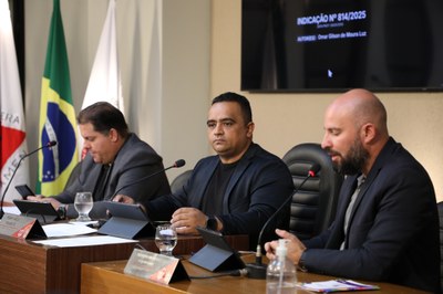 Mesa Diretora Ao centro, o vereador Robson Souza (PSB), presidente; à esquerda, o vereador Sérgio Marota (PP), vice-presidente; e à direita o Vereador Cristiano Gonçalves (Moto Link) (SD), secretário da Mesa