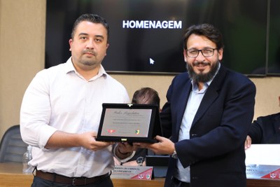Placa alusiva em homenagem ao professor orientador Joaquim Bonfim Santos Mendes por suas contribuições para o avanço do conhecimento e da pesquisa