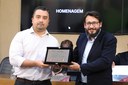Placa alusiva em homenagem ao professor orientador Joaquim Bonfim Santos Mendes por suas contribuições para o avanço do conhecimento e da pesquisa