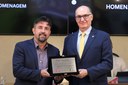 Entrega de Placa Alusiva em homenagem ao Exmo. Sr. Ioannis Konstantinos Grammatikopoulos (Deputado Estadual Grego da Fundação), por sua trajetória política e contribuição para a comunidade