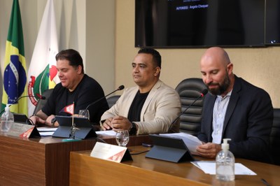 Mesa Diretora Ao centro, o vereador Robson Souza (PSB), presidente; à esquerda, o vereador Sérgio Marota (PP), vice-presidente; e à direita o Vereador Cristiano Gonçalves (Moto Link) (SD), secretário da Mesa