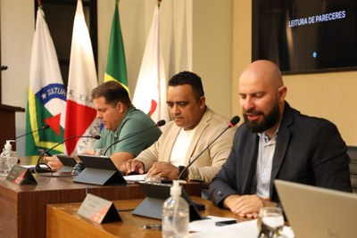Mesa Diretora Ao centro, o vereador Robson Souza (PSB), presidente; à esquerda, o vereador Sérgio Marota (PP), vice-presidente; e à direita o Vereador Cristiano Gonçalves (Moto Link) (SD), secretário da Mesa