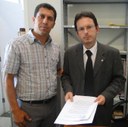 07/02/2012 - Posto Policial: Vereador entrega documento a Promotor